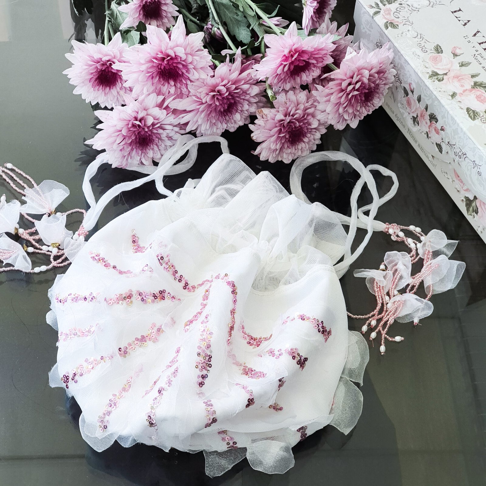 AVYA POTLI BAG – WHITE & PINK